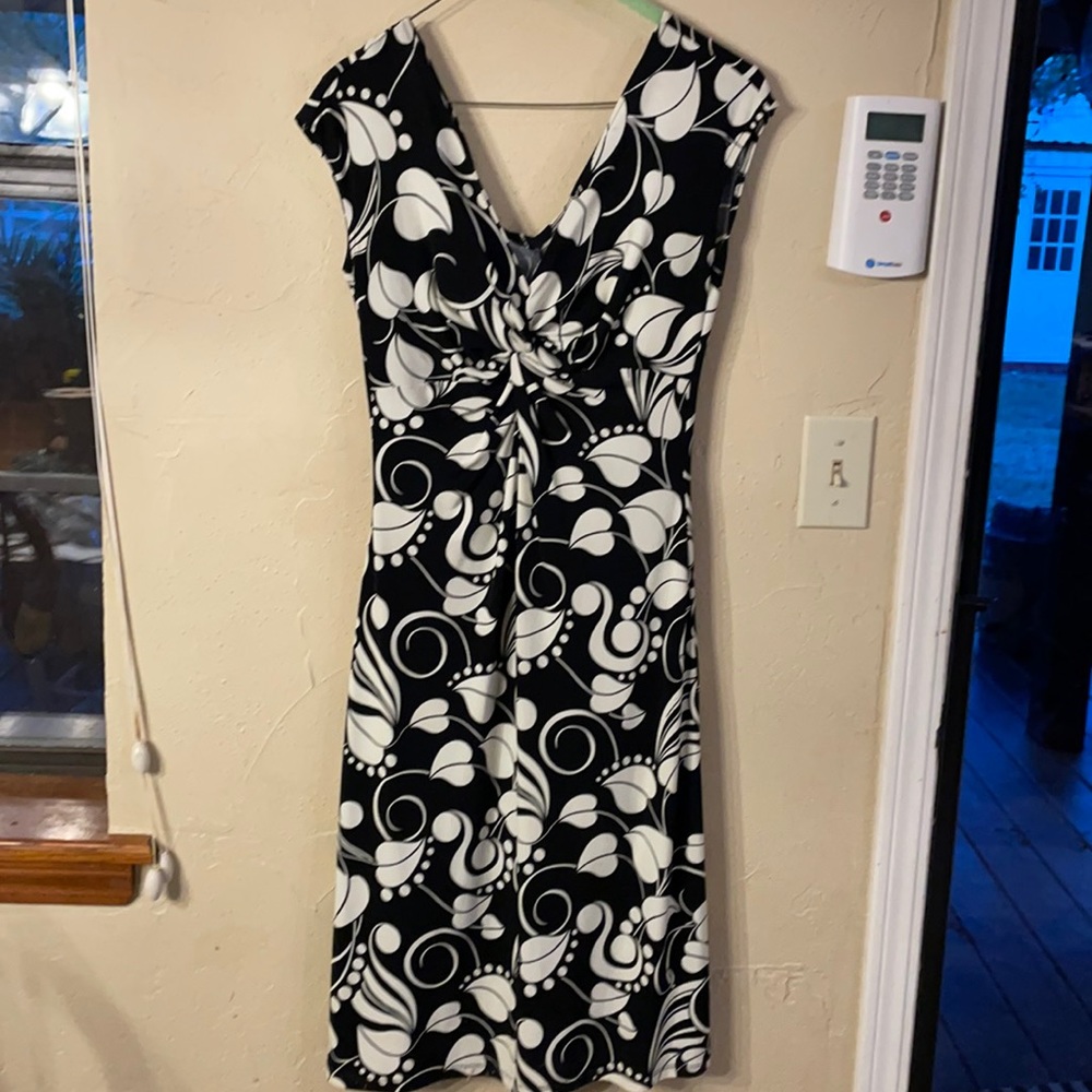 London Times sleeveless dress with twisted accent on the front, v neck a…